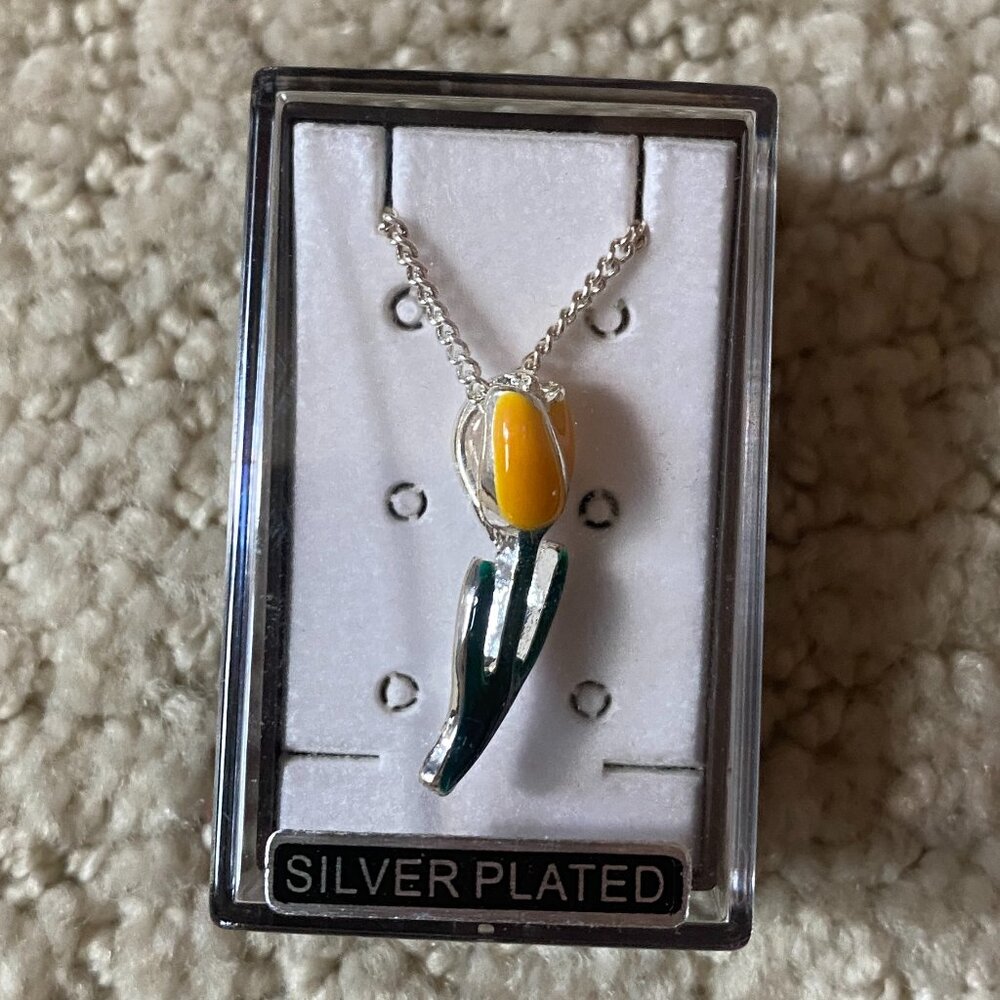 NWT Silver Plated Tulip Necklace